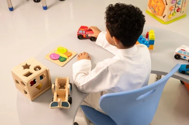 العاب التسلية و الترفيه ،أداء الكثير من الأنشطة الممتعة، قضاء اوقات سعيدة ،رياض الاطفال والحاضنات ، ولد عماني يقوم بالعديد من الانشطة،  المتعه في العطلة الصيفية