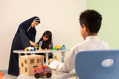 قضاء اوقات رائعة ،معلمة عربية عمانيه لرياض أطفال تختص بالاعتناء بالاطفال ،أداء الكثير من الأنشطة الممتعة، رياض الاطفال والحاضنات ، طفلان عمانيان يقومان بالعديد من الانشطة، العاب التسلية و الترفيه ، المتعه في العطلة الصيفية