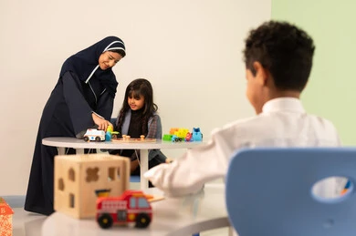 رياض الاطفال والحاضنات ، معلمة عربية عمانيه لرياض أطفال تختص بالاعتناء بالاطفال ،أداء الكثير من الأنشطة الممتعة، طفلان عمانيان يقومان بالعديد من الانشطة، قضاء اوقات رائعة في مدينة الملاهي ، العاب التسلية و الترفيه ، المتعه في العطلة الصيفية