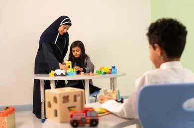 أداء الكثير من الأنشطة الممتعة، معلمة عربية عمانيه لرياض أطفال تختص بالاعتناء بالاطفال ،رياض الاطفال والحاضنات ، طفلان عمانيان يقومان بالعديد من الانشطة، قضاء اوقات رائعة في مدينة الملاهي ، العاب التسلية و الترفيه ، المتعه في العطلة الصيفية