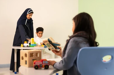 الاستمتاع بالالعاب الترفيهيه ، ولد عماني يرتدي الزي العماني التقليدي يجلس  في رياض الأطفال والحاضنات ،يقوم بالعديد من الأنشطة الممتعة والمختلفة، معلمة عربية سعودية لرياض أطفال تختص بالاعتناء بالاطفال ، مجموعة أنشطة فردية