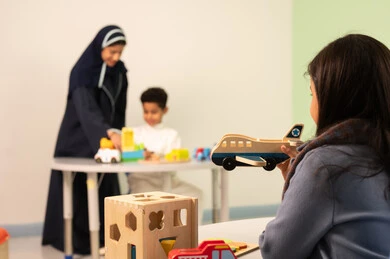 معلمة عربية سعودية لرياض أطفال تختص بالاعتناء بالاطفال ،ولد عماني يرتدي الزي العماني التقليدي يجلس  في رياض الأطفال والحاضنات ،يقوم بالعديد من الأنشطة الممتعة والمختلفة،  مجموعة أنشطة فردية