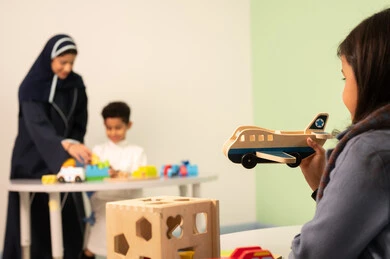 مجموعة أنشطة فردية، ولد عماني يرتدي الزي العماني التقليدي يجلس  في رياض الأطفال والحاضنات ،يقوم بالعديد من الأنشطة الممتعة والمختلفة، معلمة عربية سعودية لرياض أطفال تختص بالاعتناء بالاطفال