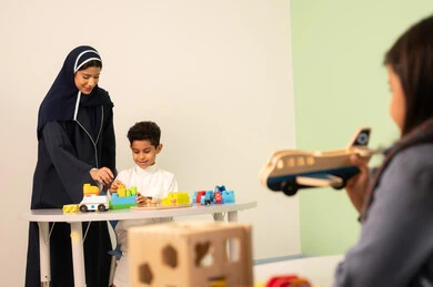 ولد عماني يرتدي الزي العماني التقليدي يجلس  في رياض الأطفال والحاضنات ،يقوم بالعديد من الأنشطة الممتعة والمختلفة، معلمة عربية سعودية لرياض أطفال تختص بالاعتناء بالاطفال ، مجموعة أنشطة فردية