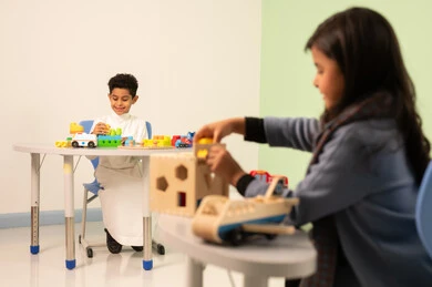 أداء الكثير من الأنشطة الممتعة، رياض الأطفال والحاضنات، الاعتناء بمهارات الاطفال، بنت عربية خليجية عمانية ترتدي الزي الكاجوال تقوم بالمهارات والانشطه، ولد سعودي يلعب بالالعاب البلاستيكيه الملونه