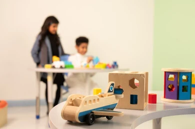 الاستمتاع بالالعاب الترفيهيه ، مجموعة أنشطة جماعية، طفلان سعوديان يجلسان في رياض الأطفال والحاضنات ،يقومان بالعديد من الأنشطة الممتعة والمختلفة،تنمية المهارات الذهنيه والفكريه