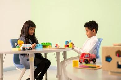 قضاء اوقات سعيدة ، الاستمتاع بالانشطة الترفيهيه، ولد عماني يرتدي الدشداشه والكمه في رياض الأطفال والحاضنات ،يقوم بالعديد من الأنشطة الممتعة والمختلفة، مجموعة أنشطة فردية