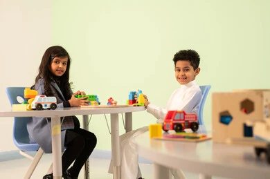 مجموعة أنشطة فردية، الاستمتاع بالانشطة الترفيهيه، ولد عماني يرتدي الدشداشه والكمه في رياض الأطفال والحاضنات ،يقوم بالعديد من الأنشطة الممتعة والمختلفة