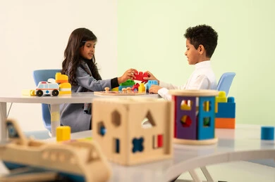 ولد عماني يرتدي الدشداشه والكمه في رياض الأطفال والحاضنات ،يقوم بالعديد من الأنشطة الممتعة والمختلفة،الاستمتاع بالانشطة الترفيهيه، مجموعة أنشطة فردية