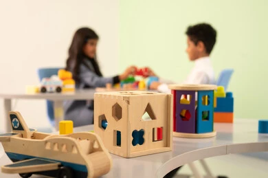 الاستمتاع بالانشطة الترفيهيه، ولد عماني يرتدي الدشداشه والكمه في رياض الأطفال والحاضنات ،يقوم بالعديد من الأنشطة الممتعة والمختلفة، مجموعة أنشطة فردية