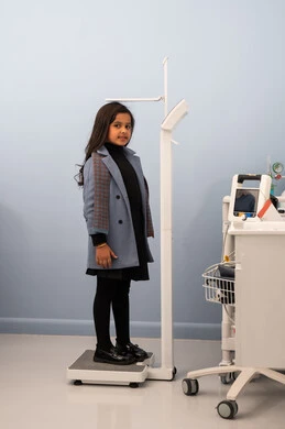 بنت عربية سعودية خليجية ممتلئه الجسم تعاني من السمنة ، مفهوم الاهتمام بالصحه واللياقه، الوزن الزائد والسمنة ، تراكم السعرات الحرارية ،استخدام ميزان لقياس الوزن ،المعاناه من مشاكل صحية