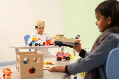 الاعتناء بمهارات الاطفال ، رياض الأطفال والحاضنات، أداء الكثير من الأنشطة الممتعة ،بنت عربية خليجية عمانية ترتدي الزي الكاجوال تقوم بالمهارات والانشطه، ولد سعودي يلعب بالالعاب البلاستيكيه الملونه