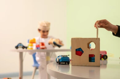 الاستمتاع بالالعاب الترفيهيه ،قضاء اوقات ممتعه ، ولد عربي خليجي عماني يرتدي الدشداشه والكمه يجلس في رياض الأطفال والحاضنات ،يقوم بالعديد من الأنشطة الممتعة والمختلفة،  تنمية المهارات الذهنيه والفكريه ، مجموعة أنشطة فردية