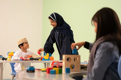 ولد عماني يرتدي الدشداشه والكمه في رياض الأطفال والحاضنات ،يقوم بالعديد من الأنشطة الممتعة والمختلفة،معلمة عربية عمانيه لرياض أطفال تختص بالاعتناء بالاطفال ، مجموعة أنشطة فردية