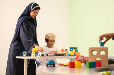 الاستمتاع بالالعاب الترفيهيه ، ولد عماني يرتدي الدشداشه والكمه في رياض الأطفال والحاضنات ،يقوم بالعديد من الأنشطة الممتعة والمختلفة،معلمة عربية عمانيه لرياض أطفال تختص بالاعتناء بالاطفال ، مجموعة أنشطة فردية