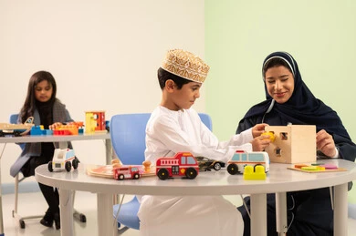 مجموعة أنشطة فردية، معلمة عربية عمانيه لرياض أطفال تختص بالاعتناء بالاطفال ، طفل عماني يرتدي الدشداشه والكمه في رياض الأطفال والحاضنات ،يقوم بالعديد من الأنشطة الممتعة والمختلفة