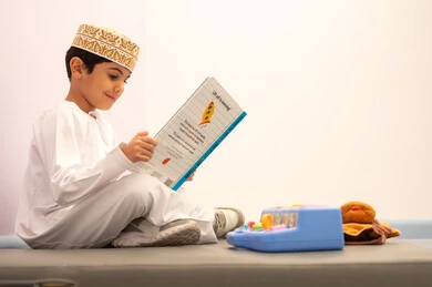 قضاء اوقات رائعة  ، رياض الاطفال والحاضنات ،أداء الكثير من الأنشطة الممتعة،  طفل عماني يرتدي الزي العماني التقليدي يقوم بالعديد من الانشطة، العاب التسلية و الترفيه ، المتعه في العطلة الصيفية