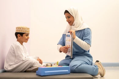 ولد سعودي يقوم بالعديد من الانشطة، قضاء اوقات رائعة ، معلمة عربية عمانيه لرياض أطفال تختص بالاعتناء بالاطفال ،أداء الكثير من الأنشطة الممتعة، رياض الاطفال والحاضنات ،العاب التسلية و الترفيه ، المتعه في العطلة الصيفية