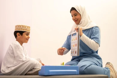 أداء الكثير من الأنشطة الممتعة، معلمة عربية عمانيه لرياض أطفال تختص بالاعتناء بالاطفال ،رياض الاطفال والحاضنات ،ولد سعودي يقوم بالعديد من الانشطة، قضاء اوقات رائعة ، العاب التسلية و الترفيه ، المتعه في العطلة الصيفية