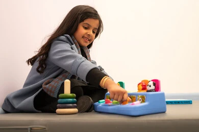 المتعه في العطلة الصيفية، أداء الكثير من الأنشطة الممتعة، قضاء اوقات رائعة ، رياض الاطفال والحاضنات ، بنت سعودية ترتدي الزي الكاجوال تقوم بالعديد من الانشطة، العاب التسلية و الترفيه