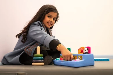 العاب التسلية و الترفيه ، أداء الكثير من الأنشطة الممتعة، قضاء اوقات رائعة ، رياض الاطفال والحاضنات ، بنت سعودية ترتدي الزي الكاجوال تقوم بالعديد من الانشطة، المتعه في العطلة الصيفية