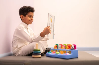 أداء الكثير من الأنشطة الممتعة، قضاء اوقات رائعة  ، رياض الاطفال والحاضنات ، طفل عماني يرتدي الزي العماني التقليدي يقوم بالعديد من الانشطة، العاب التسلية و الترفيه ، المتعه في العطلة الصيفية