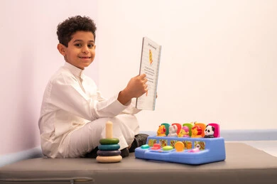 أداء الكثير من الأنشطة الممتعة، قضاء اوقات رائعة في مدينة الملاهي ، رياض الاطفال والحاضنات ، طفل عماني يرتدي الزي العماني التقليدي يقوم بالعديد من الانشطة، العاب التسلية و الترفيه ، المتعه في العطلة الصيفية