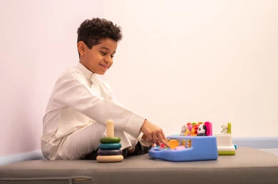 العاب التسلية و الترفيه ،قضاء اوقات رائعة في مدينة الملاهي ، أداء الكثير من الأنشطة الممتعة، رياض الاطفال والحاضنات ، طفل عماني يرتدي الزي العماني التقليدي يقوم بالعديد من الانشطة،  المتعه في العطلة الصيفية