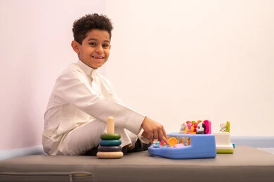 قضاء اوقات رائعة في مدينة الملاهي ، أداء الكثير من الأنشطة الممتعة، رياض الاطفال والحاضنات ، طفل عماني يرتدي الزي العماني التقليدي يقوم بالعديد من الانشطة، العاب التسلية و الترفيه ، المتعه في العطلة الصيفية