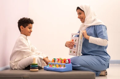 أداء الكثير من الأنشطة الممتعة، رياض الاطفال والحاضنات ، ولد عماني يقوم بالعديد من الانشطة، قضاء اوقات رائعة في مدينة الملاهي ، العاب التسلية و الترفيه ، المتعه في العطلة الصيفية