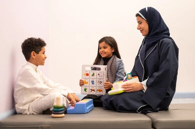 المتعه في العطلة الصيفية، معلمة عربية عمانيه لرياض أطفال تختص بالاعتناء بالاطفال ،أداء الكثير من الأنشطة الممتعة، رياض الاطفال والحاضنات ، طفلان عمانيان يقومان بالعديد من الانشطة، قضاء اوقات رائعة في مدينة الملاهي ، العاب التسلية و الترفيه