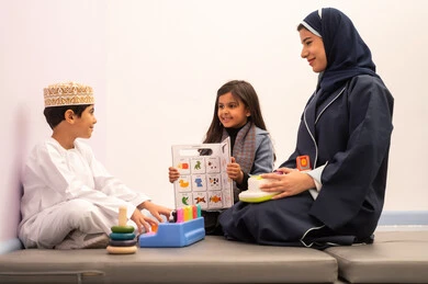 معلمة عربية عمانيه لرياض أطفال تختص بالاعتناء بالاطفال ،أداء الكثير من الأنشطة الممتعة، رياض الاطفال والحاضنات ، طفلان عمانيان يقومان بالعديد من الانشطة، قضاء اوقات رائعة في مدينة الملاهي ، العاب التسلية و الترفيه ، المتعه في العطلة الصيفية