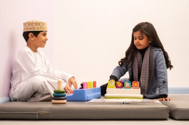 أداء الكثير من الأنشطة الممتعة،العاب التسلية و الترفيه ، رياض الاطفال والحاضنات ، طفلان عمانيان يقومان بالعديد من الانشطة، قضاء اوقات رائعة في مدينة الملاهي ،المتعه في العطلة الصيفية