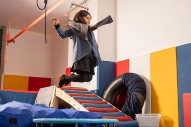 مدينه الالعاب في المملكة العربية السعودية، مفهوم اللهو واللعب، القفز عالياً بايماءات السعادة والسرور، اجواء صيفية ممتعة،  بنت عربية خليجية سعودية مستمتعة بالتزحلق على الزحليقة ، الاستمتاع بالالعاب الترفيهية، العاب التسلية والمتعه