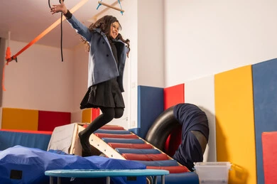 اجواء صيفية ممتعة، مفهوم اللهو واللعب، القفز عالياً بايماءات السعادة والسرور، مدينه الالعاب في المملكة العربية السعودية، بنت عربية خليجية سعودية مستمتعة بالتزحلق على الزحليقة ، الاستمتاع بالالعاب الترفيهية، العاب التسلية والمتعه