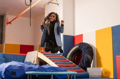 مفهوم اللهو واللعب، القفز عالياً بايماءات السعادة والسرور، اجواء صيفية ممتعة، مدينه الالعاب في المملكة العربية السعودية، بنت عربية خليجية سعودية مستمتعة بالتزحلق على الزحليقة ، الاستمتاع بالالعاب الترفيهية، العاب التسلية والمتعه