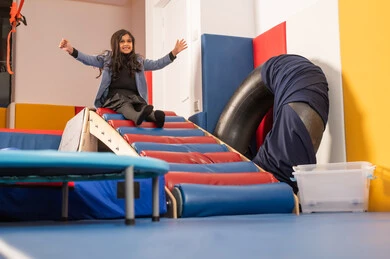 العاب التسلية والمتعه، اجواء صيفية ممتعة، مدينه الالعاب في المملكة العربية السعودية، بنت عربية خليجية عمانية مستمتعة بالتزحلق على الزحليقة ، الاستمتاع بالالعاب الترفيهية