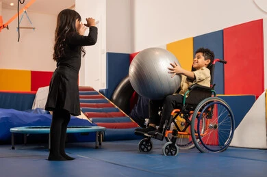 الاعتناء بالاطفال ذوي الاحتياجات الخاصة، ولد عماني يجلس على كرسي متحرك يلعب بالكره فى مدينة الالعاب برفقة بنت سعودية، أداء الكثير من الأنشطة الممتعة لذوي الهمم، رياض الأطفال والحاضنات الاعتناء بالاطفال ذوي الاحتياجات الخاصة، ولد عماني يجلس على كرسي متحرك يلعب بالكره فى مدينة الالعاب برفقة بنت سعودية، أداء الكثير من الأنشطة الممتعة لذوي الهمم، رياض الأطفال والحاضنات