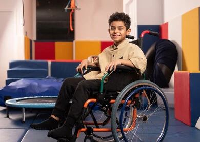 ولد عماني يجلس على كرسي متحرك فى مدينة الالعاب، أداء الكثير من الأنشطة الممتعة لذوي الهمم، الاعتناء بالاطفال ذوي الاحتياجات الخاصة،  رياض الأطفال والحاضنات، ولد عربي خليجي سعودي يقوم بالمهارات والانشطه