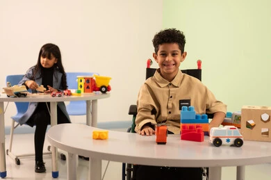 ولد سعودي يلعب بالمكعبات الملونه، بنت عربية خليجية عمانية ترتدي الزي الكاجوال تقوم بالمهارات والانشطه،تنمية المهارات الذهنية والفكرية ،أداء الكثير من الأنشطة الممتعة لذوي الهمم، الاعتناء بالاطفال ذوي الاحتياجات الخاصة، رياض الأطفال والحاضنات