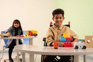 بنت عربية خليجية عمانية ترتدي الزي الكاجوال تقوم بالمهارات والانشطه،تنمية المهارات الذهنية والفكرية ،أداء الكثير من الأنشطة الممتعة لذوي الهمم، الاعتناء بالاطفال ذوي الاحتياجات الخاصة، رياض الأطفال والحاضنات،  ولد سعودي يلعب بالمكعبات الملونه