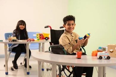 ولد سعودي يلعب بالالعاب البلاستيكيه الملونه، أداء الكثير من الأنشطة الممتعة لذوي الهمم، الاعتناء بالاطفال ذوي الاحتياجات الخاصة، رياض الأطفال والحاضنات، بنت عربية خليجية عمانية ترتدي الزي الكاجوال تقوم بالمهارات والانشطه