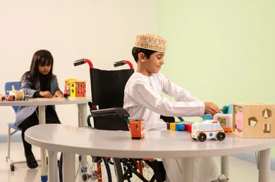 ولد من ذوي الاحتياجات الخاصة، طفل عماني يرتدي الدشداشه والكمه في رياض الأطفال والحاضنات ،يقوم بالعديد من الأنشطة الممتعة والمختلفة، مجموعة أنشطة فردية لذوي الهمم