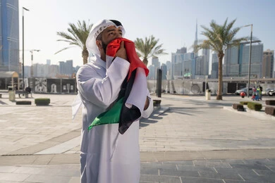 اليوم الوطني الاماراتي 1971، رجل عربي خليجي اماراتي يرتدي الكندرة الغترة التقليدية يقبل علم الامارات العربية المتحدة في النهار، الاحتفال بذكرى تأسيس الاتحاد 2 ديسمبر في الطريق، التجول في الهواء الطلق، يوم العلم 3 نوفمبر، حب الوطن والاعتزاز به اليوم الوطني الاماراتي 1971، رجل عربي خليجي اماراتي يرتدي الكندرة الغترة التقليدية يقبل علم الامارات العربية المتحدة في النهار، الاحتفال بذكرى تأسيس الاتحاد 2 ديسمبر في الطريق، التجول في الهواء الطلق، يوم العلم 3 نوفمبر، حب الوطن والاعتزاز به