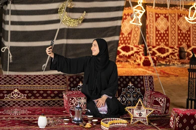 التقاط الصور وتوثيق اللحظات السعيده، سيده اماراتيه ترتدي العباءه السوداء تقوم بالتقاط صوره سيلفي، امرأه عربيه خليجيه سعوديه مبتسمه تقوم باستخدام الهاتف المحمول, المجلس الشعبي التقليدي، التقدم التقني للاجهزه، ديكورات شهر رمضان المبارك التقاط الصور وتوثيق اللحظات السعيده، سيده اماراتيه ترتدي العباءه السوداء تقوم بالتقاط صوره سيلفي، امرأه عربيه خليجيه سعوديه مبتسمه تقوم باستخدام الهاتف المحمول, المجلس الشعبي التقليدي، التقدم التقني للاجهزه، ديكورات شهر رمضان المبارك