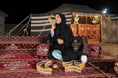 قضاء اوقات ممتعة بتبادل الاخبار والأحاديث، التواصل والاطمئنان على الأصدقاء, امرأة عربية سعودية خليجية محجبة تقوم بإجراء مكالمة صوتية عبر الهاتف، سيده اماراتيه تقوم بالرد على الاتصالات بإستخدام الهاتف المحمول، استخدام التقنيات والاجهزه الحديثه