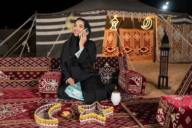 قضاء اوقات ممتعة بتبادل الاخبار والأحاديث، التواصل والاطمئنان على الأصدقاء, امرأة عربية سعودية خليجية محجبة تقوم بإجراء مكالمة صوتية عبر الهاتف، سيده اماراتيه تقوم بالرد على الاتصالات بإستخدام الهاتف المحمول، استخدام التقنيات والاجهزه الحديثه