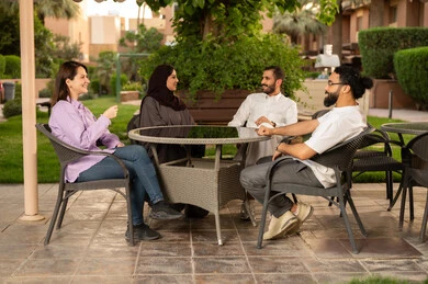 نزهة فى الهواء الطلق ، بناء علاقات اجتماعية ناجحة وتبادل أطراف الحديث بين العائلات والزملاء، الاستمتاع بعطلة نهاية الأسبوع برفقة الأصدقاء في المطاعم والكافيهات،مجموعة اصدقاء عرب خليجيين سعوديين يقضون الاوقات الممتعة في الأجواء الصيفية اللطيفة