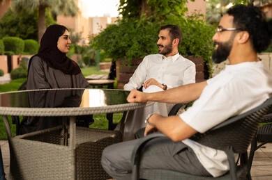 بناء علاقات اجتماعية ناجحة وتبادل أطراف الحديث بين العائلات والزملاء، نزهة فى الهواء الطلق ،الاستمتاع بعطلة نهاية الأسبوع برفقة الأصدقاء في المطاعم والكافيهات،مجموعة اصدقاء عرب خليجيين سعوديين يقضون الاوقات الممتعة في الأجواء الصيفية اللطيفة