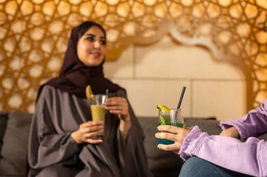 نزهة فى الهواء الطلق ، تبادل أطراف الحديث بين العائلات والزملاء، الاستمتاع بعطلة نهاية الأسبوع برفقة الأصدقاء في المطاعم والكافيهات، صديقتان عربيتان خليجيتان سعوديتان يقضون السهرات المسائية الممتعة في الأجواء الصيفية اللطيفة ، تناول المشروبات الباردة المنعشة